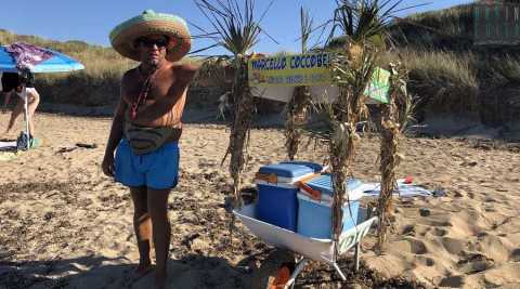 Cappello, trombetta e allegria: quando a Torre Canne arriva "Marcello coccobello"